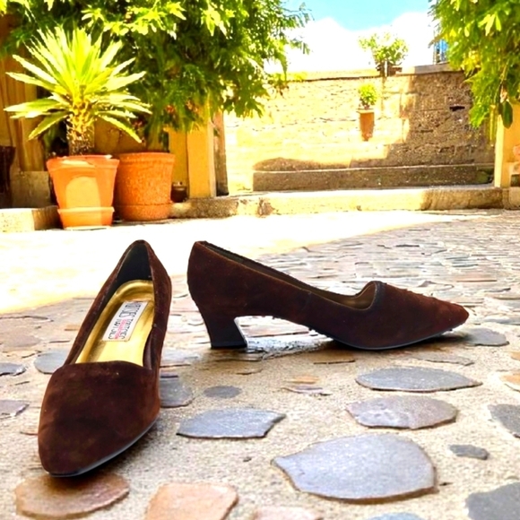 Mootsies Tootsies Shoes - Mootsie's Tootsies Sz 10 Brown Suede Heels with Pointed Toe Vintage 90s